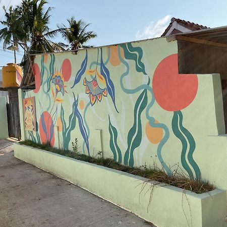 Tiga Spies Hostel Kuta  エクステリア 写真